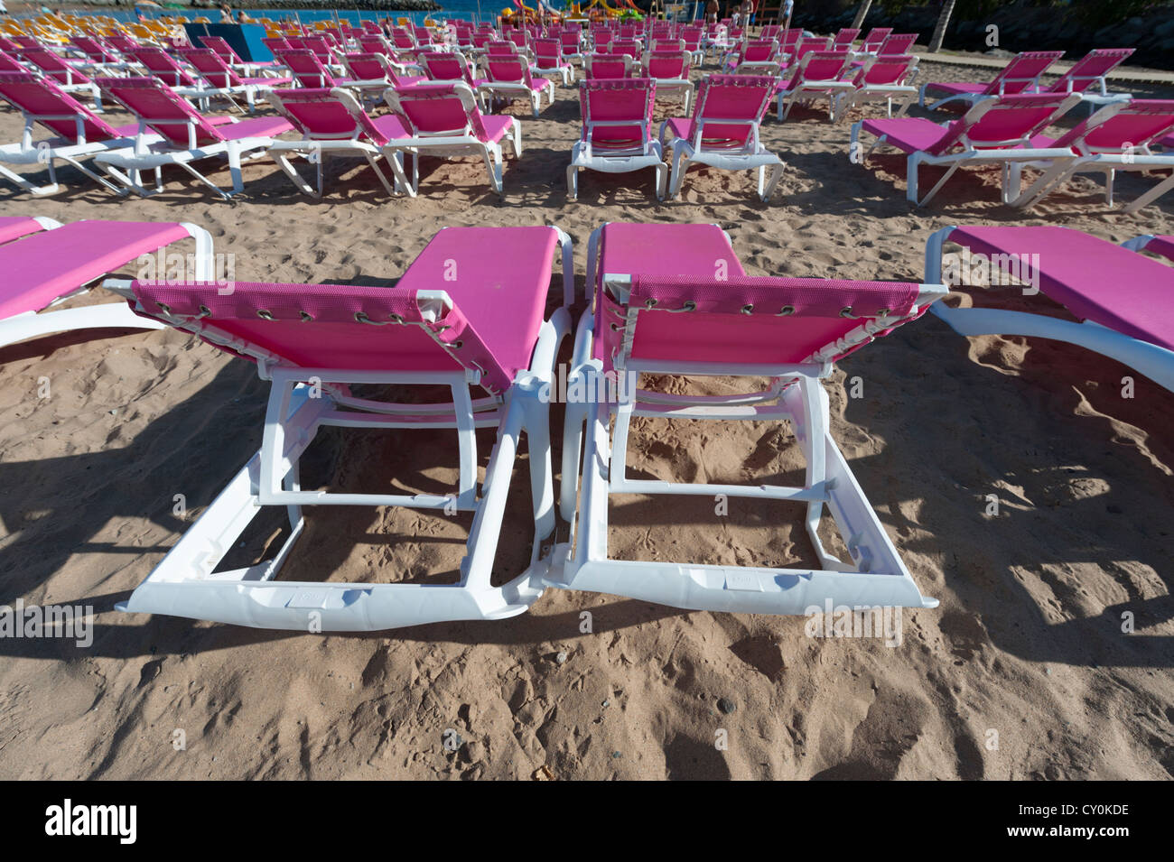 Coloridas hamacas en la playa en la Playa de Mogán, Gran Canaria, Islas  Canarias Fotografía de stock - Alamy