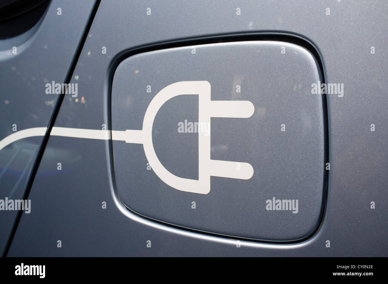 Detalle del símbolo en el coche eléctrico plug-in para la recarga en Paris Motor Show 2012 Foto de stock
