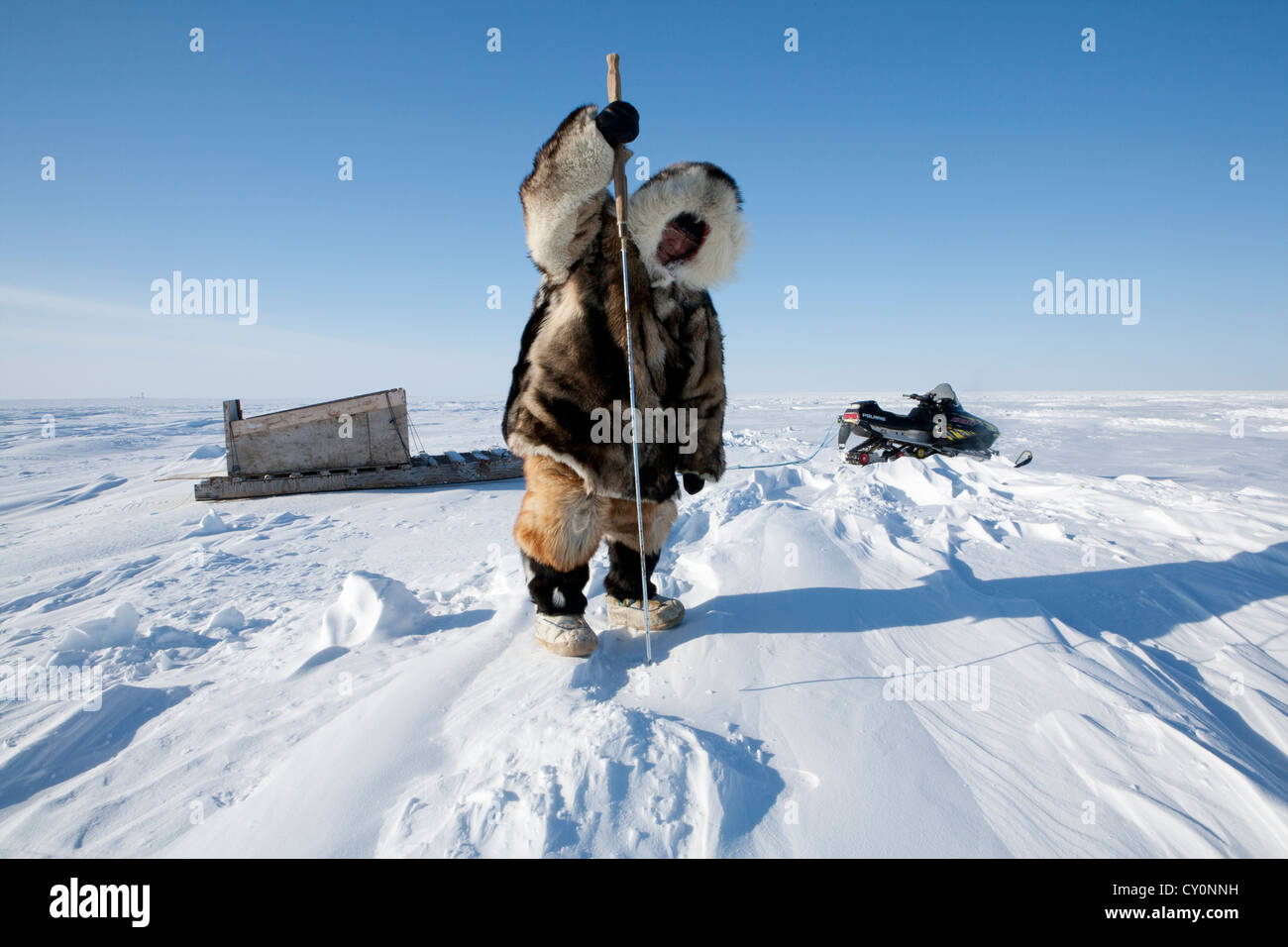 Los inuits están cazando en el northpole Foto de stock