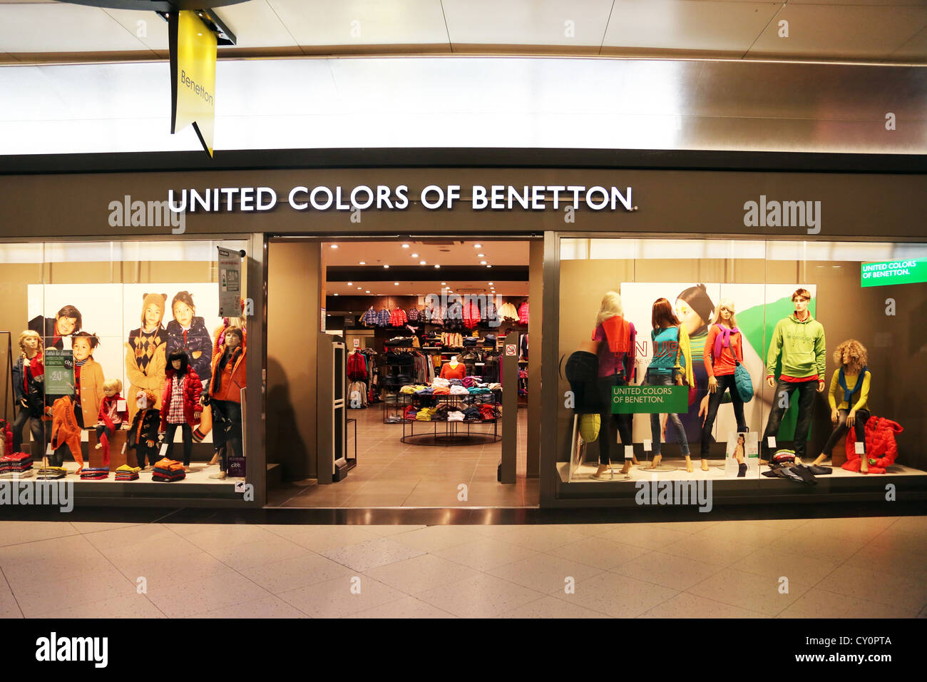 United colours benetton shop window fotografías e imágenes de alta  resolución - Alamy