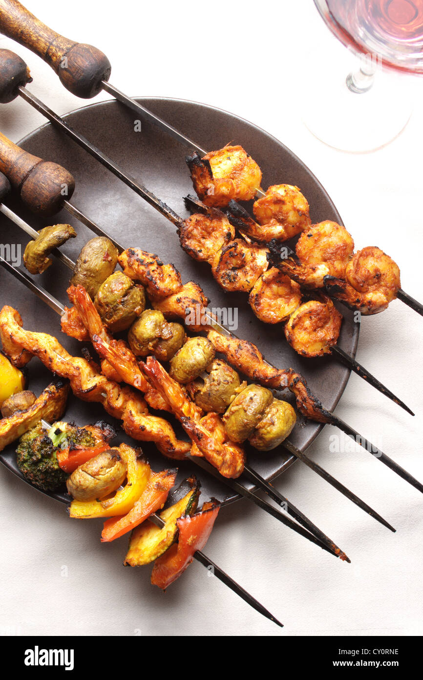 Plato de kebab de barbacoa son pequeños trozos de carne asada en pinchos o  carbón de leña, calefacción eléctrica Fotografía de stock - Alamy