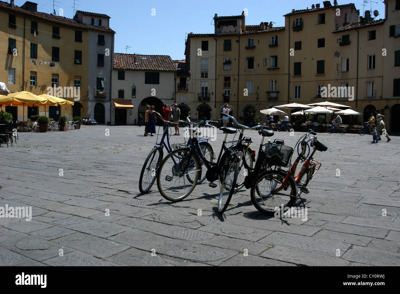 Alquiler de bicicletas para turistas en la plaza, en el pintoresco pueblo de Lucca, en la Toscana, Italia. Foto de stock