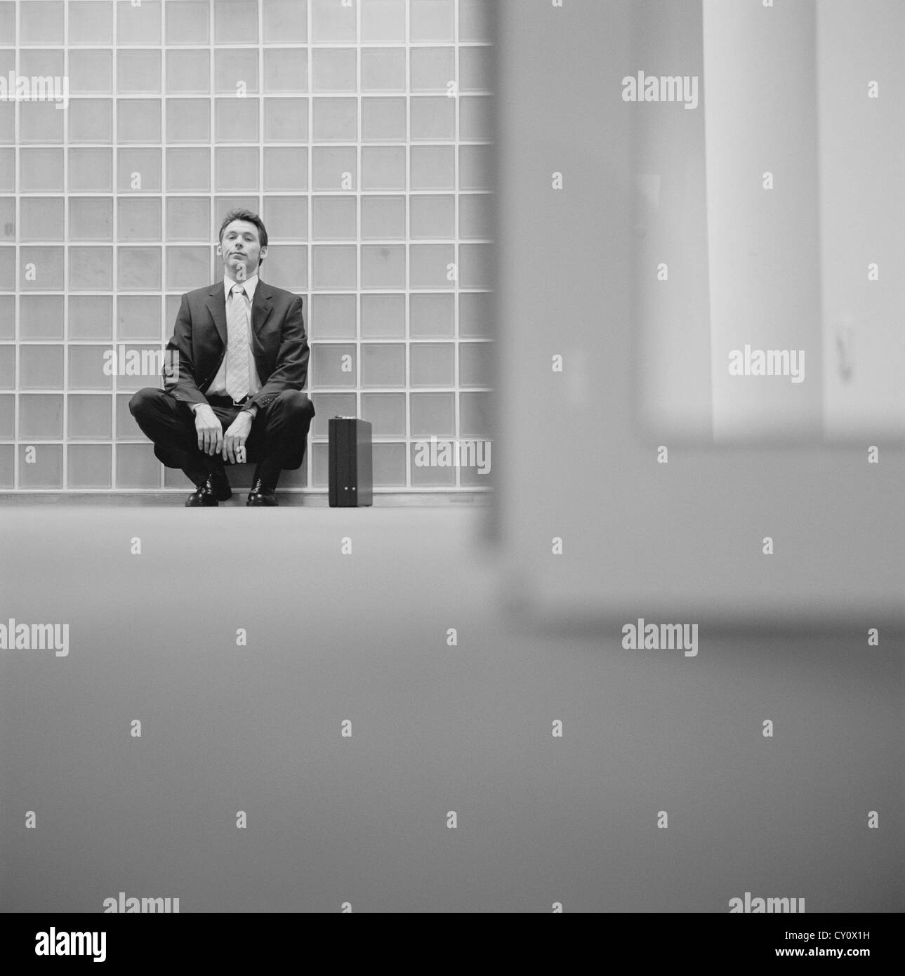Hombre de negocios blanco y negro frustración destacó el empresario licencia gratis excepto los anuncios y vallas al aire libre Foto de stock
