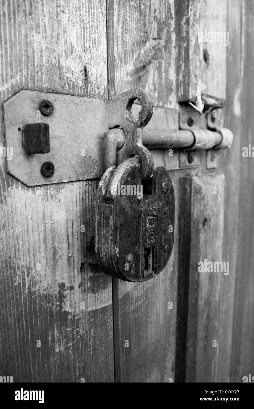 Puerta con candado Imágenes de stock en blanco y negro - Alamy