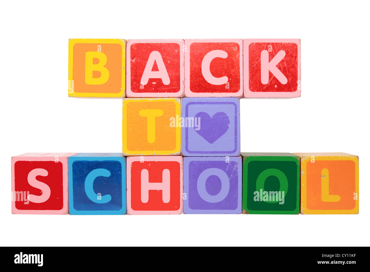 Toy letras que componen el regreso a la escuela contra un fondo blanco con trazado de recorte Foto de stock