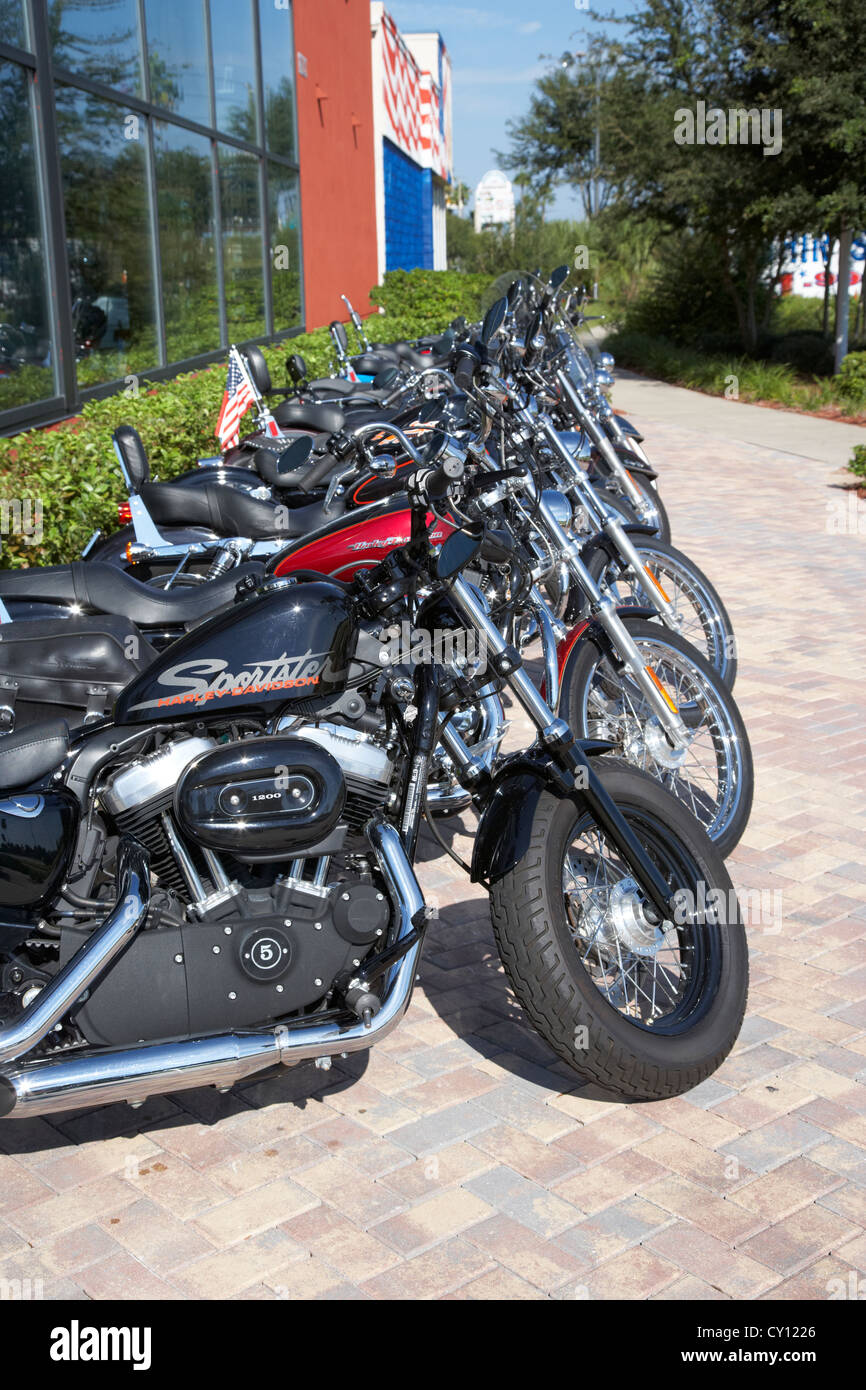 Fila de las motos Harley Davidson Sportster moto concesionario incluidos  fuera de Orlando, Florida, EE.UU Fotografía de stock - Alamy