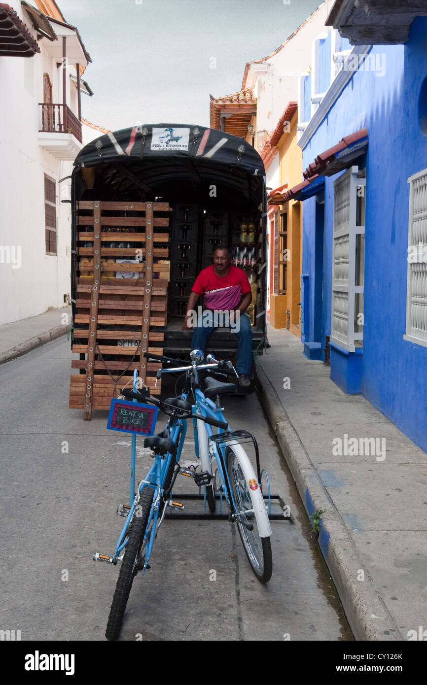 Bicicletas, camión de entrega y trabajador, Barrio San Diego, ciudad  amurallada, Ciudad Amurallada, Cartagena de Indias, Colombia Fotografía de  stock - Alamy