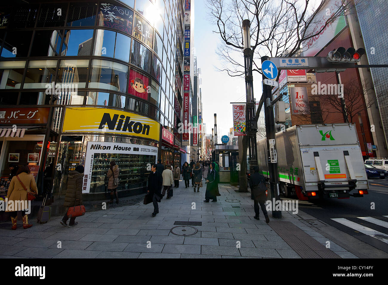 Escena de una calle cerca de la casa de Nikon en Ginza, Tokio Foto de stock