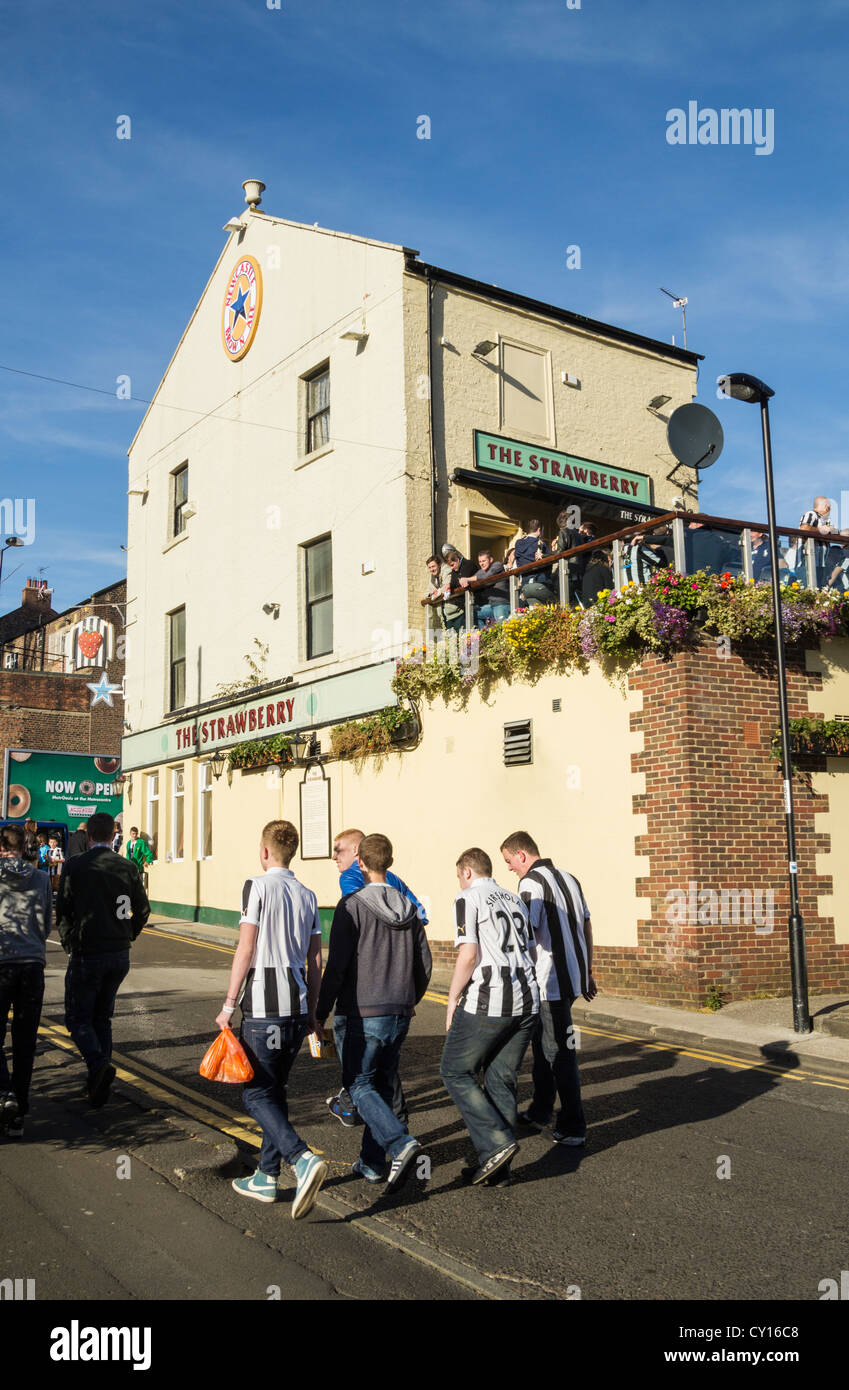 El Newcastle United partidarios pasando la fresa pub fuera de Newcastle's Ground el día del partido. En Newcastle, Inglaterra, Reino Unido. Foto de stock