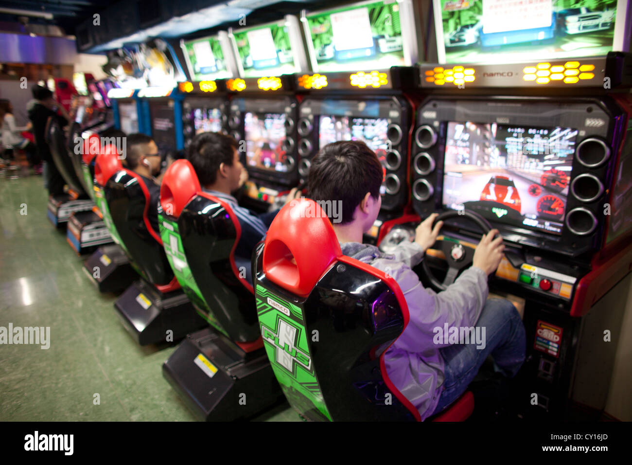 Hongkong juventud jugar a juegos de ordenador Foto de stock