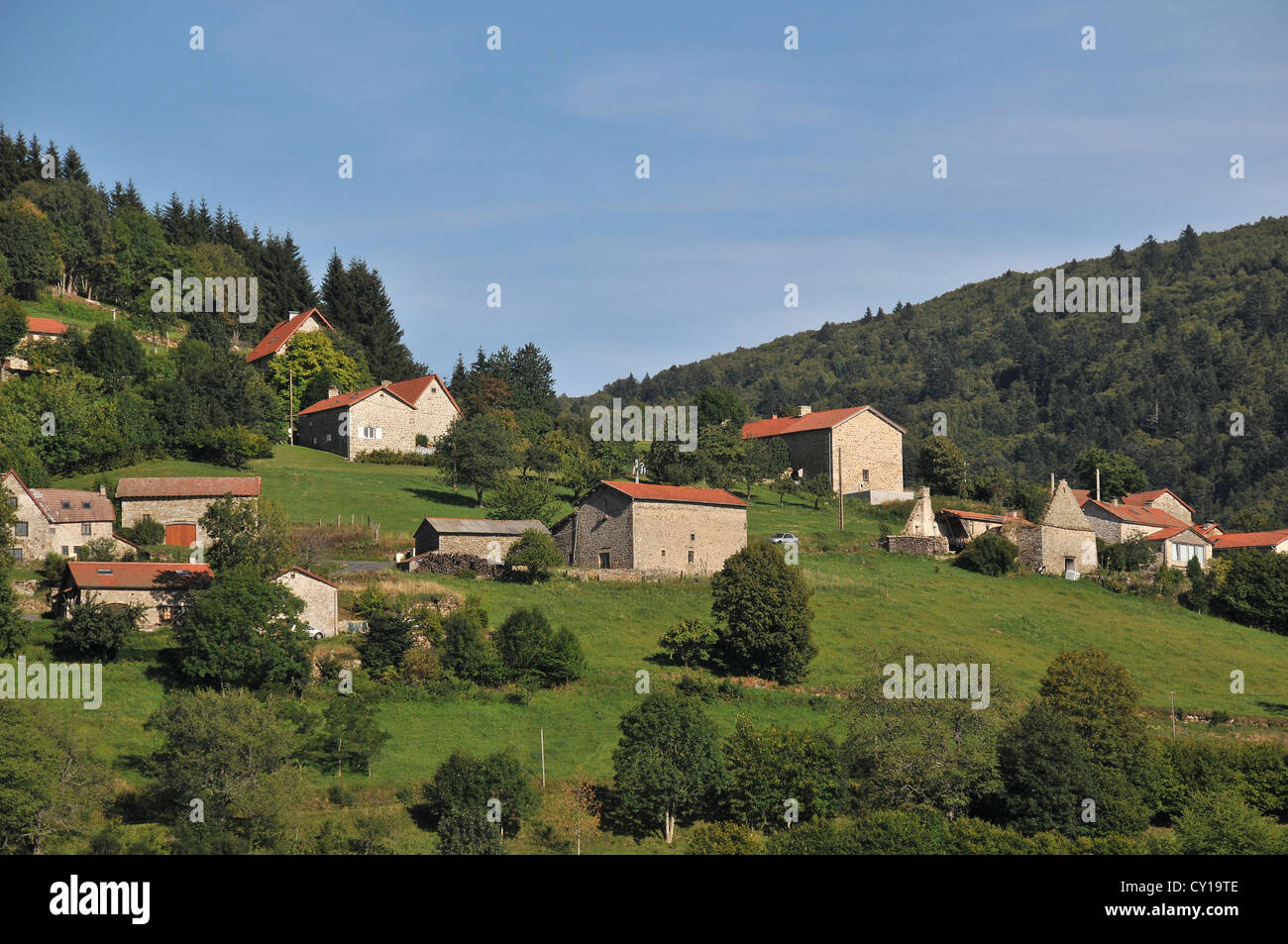 Aldea de montaña Livradois Forez Auvernia Francia Foto de stock