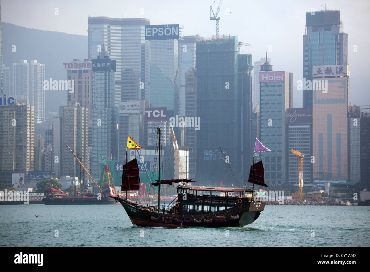 Basura en frente de la isla de Hong Kong Foto de stock