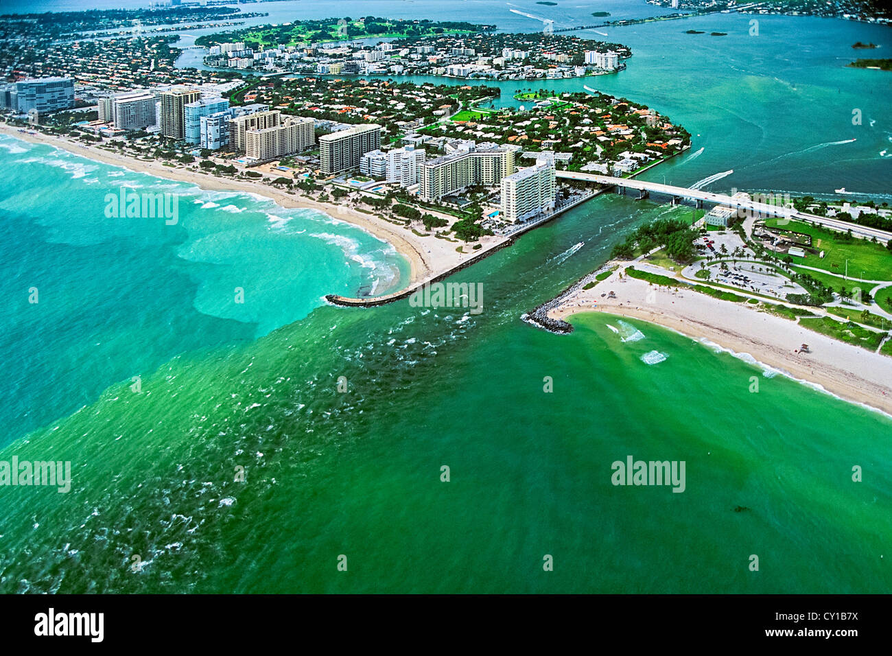 Vista aérea de Bal Harbour, Miami Beach, Biscayne Bay, Florida, EE.UU. Foto de stock