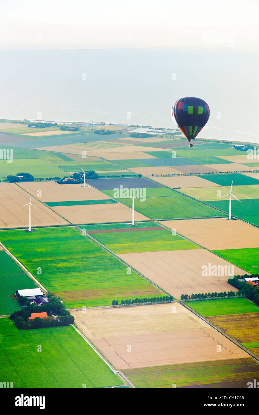 En globo de aire caliente con el paisaje agrícola holandés Foto de stock