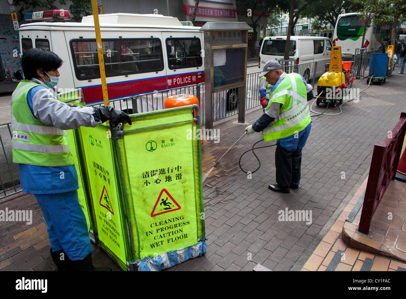 Los trabajadores de limpieza de la ciudad acera en Hongkong Foto de stock