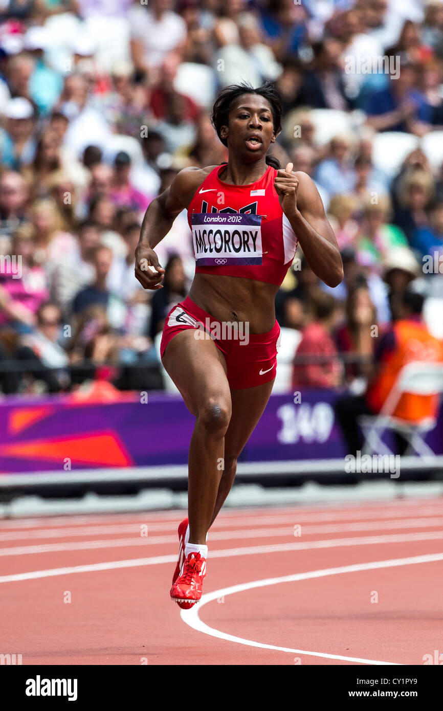 Francena McCorory (USA), que compite en la sección de mujeres de la primera ronda de 400m en el verano de los Juegos Olímpicos de Londres 2012 Foto de stock