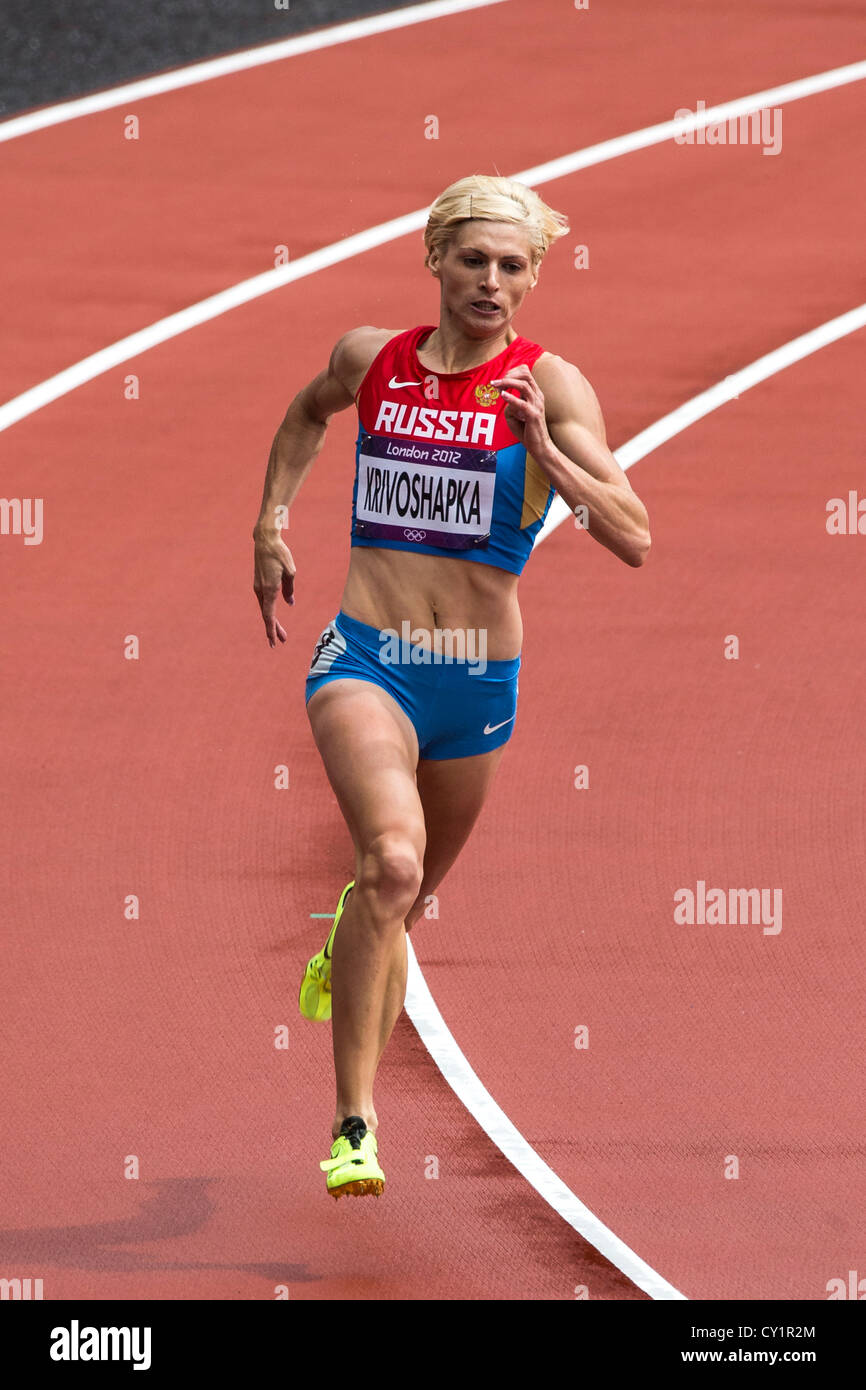Antonina Krivoshapka (RUS), que compite en la sección de mujeres de la primera ronda de 400m en el verano de los Juegos Olímpicos de Londres 2012 Foto de stock