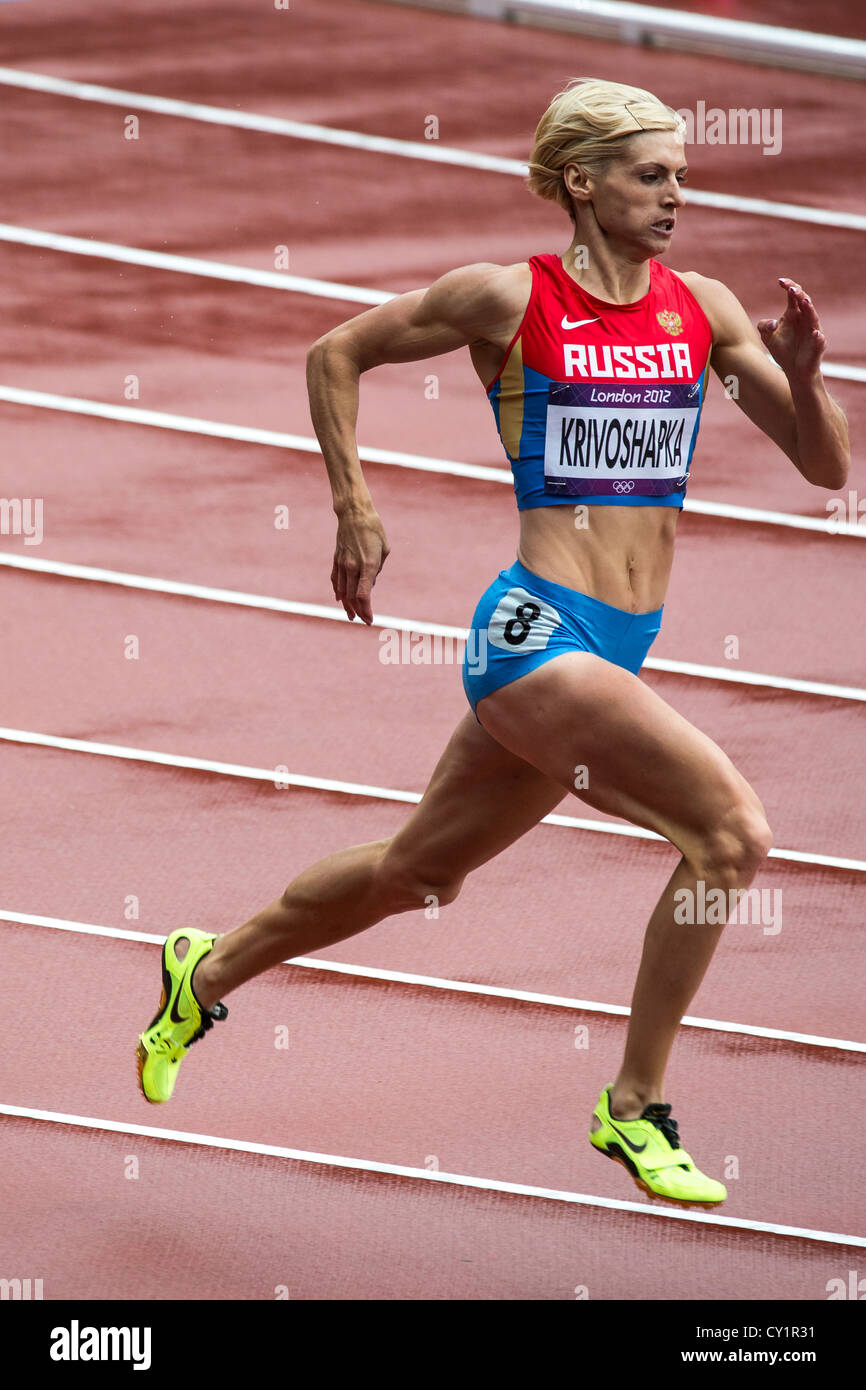 Antonina Krivoshapka (RUS), que compite en la sección de mujeres de la primera ronda de 400m en el verano de los Juegos Olímpicos de Londres 2012 Foto de stock