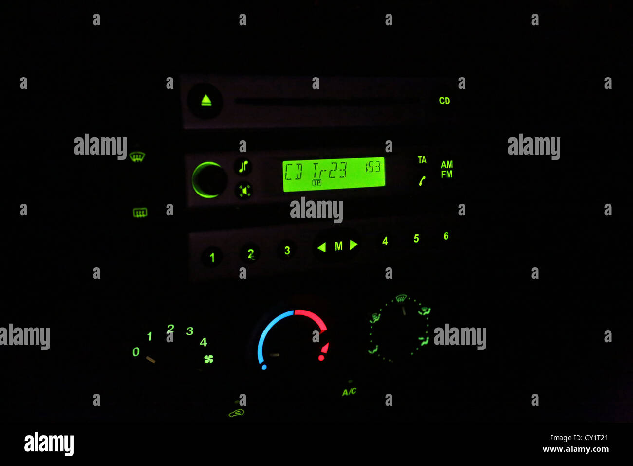 Auto-radio y reproductor de CD iluminada por la noche Foto de stock