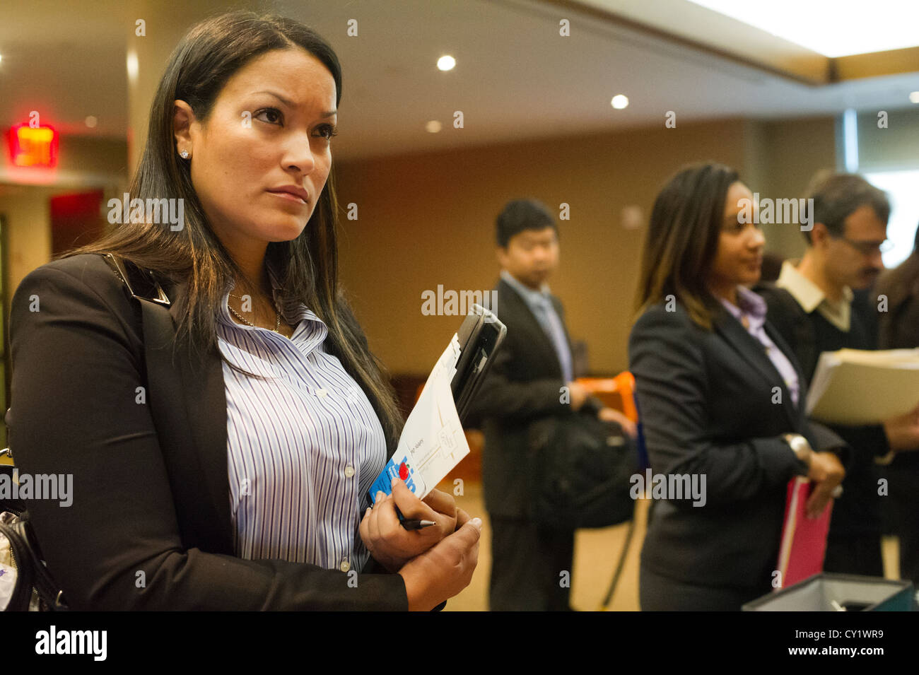 Los solicitantes de empleo asisten a una feria de empleo en el Midtown de Nueva York Foto de stock