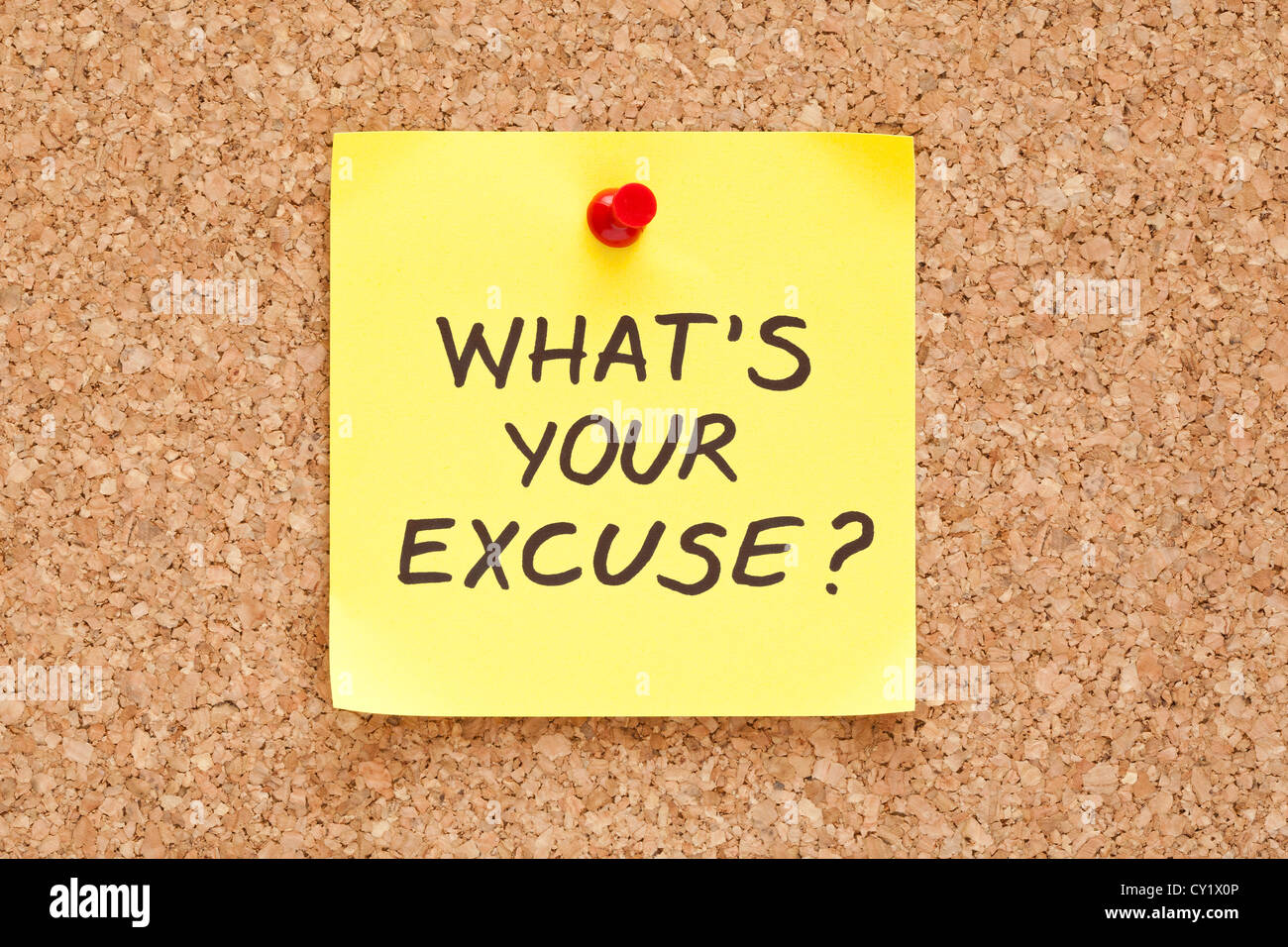 ¿Cuál es tu excusa, escrito en una nota adhesiva amarilla en un tablón de anuncios de corcho Foto de stock