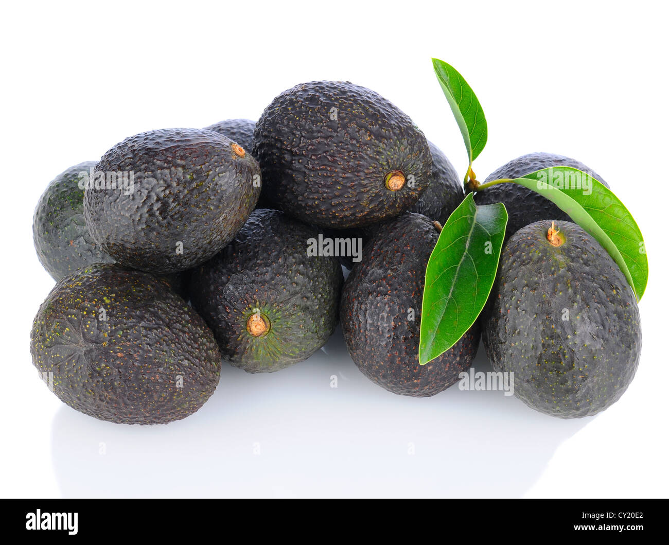 Un montón de aguacates Hass con hojas. Formato horizontal sobre un