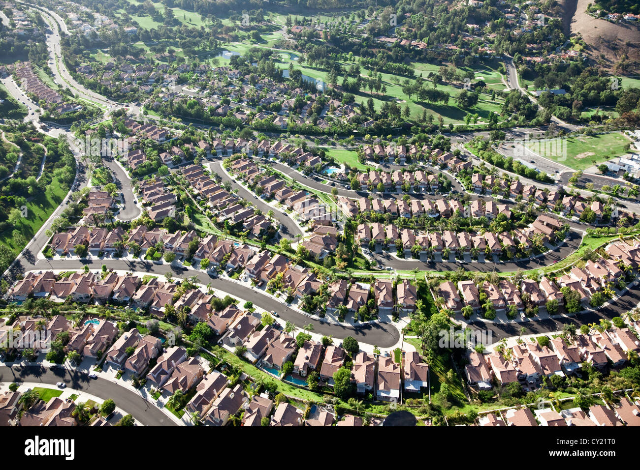 Vista aérea del aseado suburbio de Calabasas, Los Angeles, California