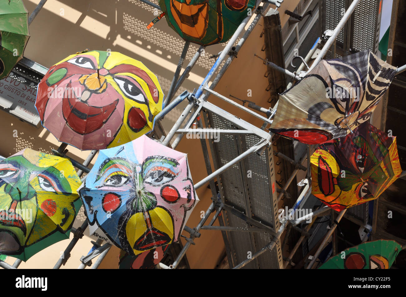 Paraguas de arte callejero fotografías e imágenes de alta resolución - Alamy