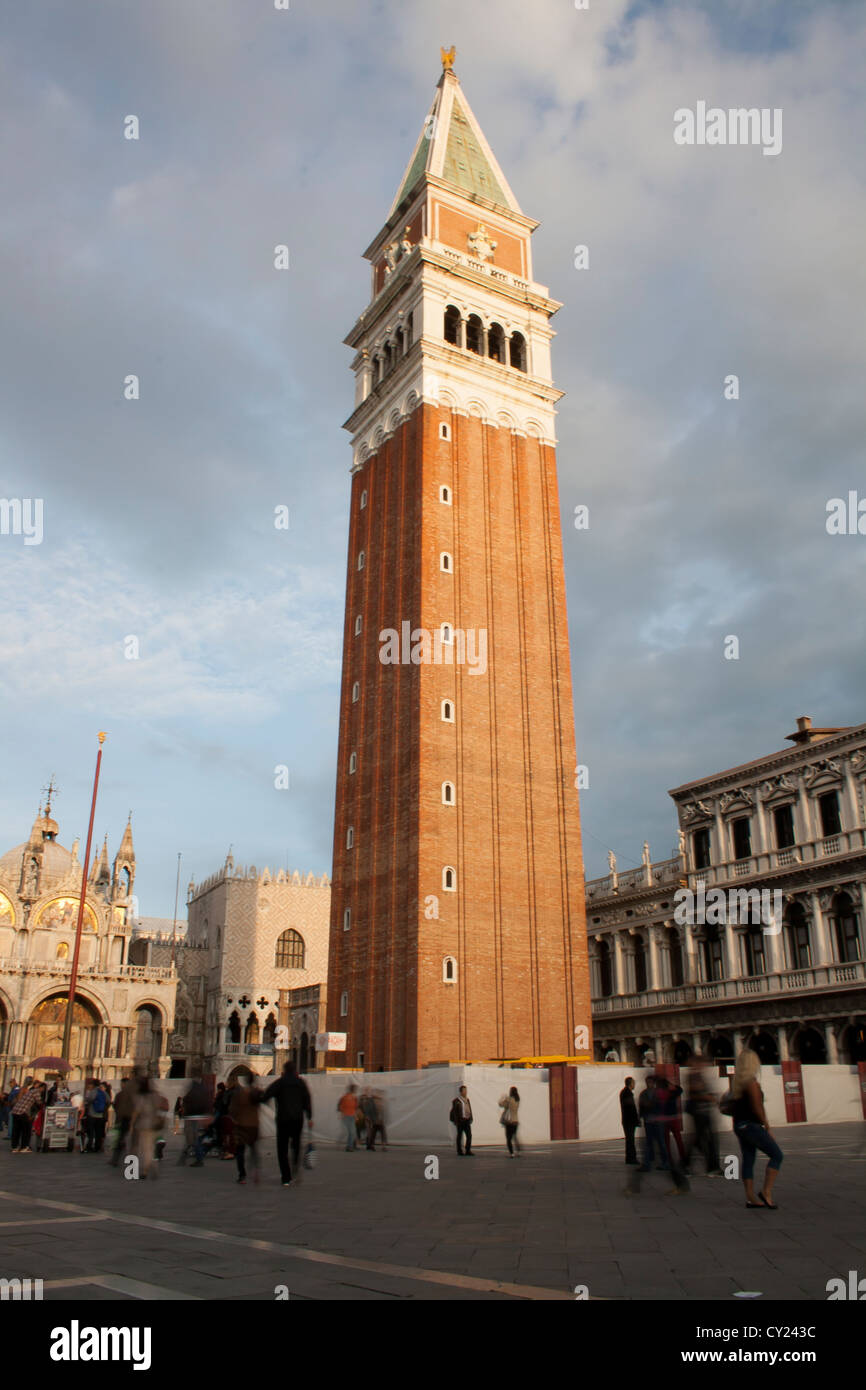 Vista del campanario en la Plaza de San Marcos al atardecer, Venecia, Véneto, Italia Foto de stock