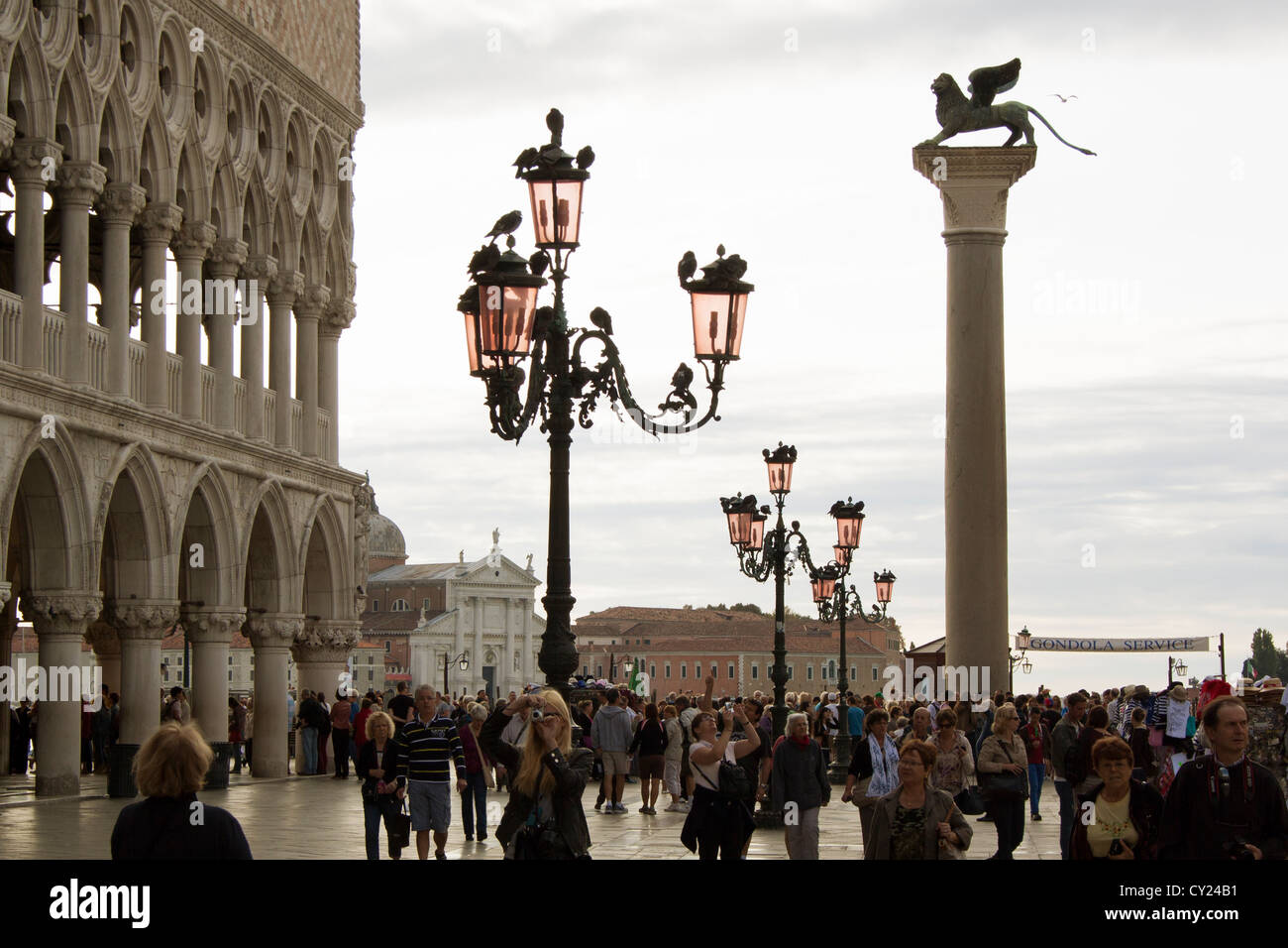 León alado de San Marcos y el Palacio Ducal, la Plaza de San Marcos Venecia Foto de stock