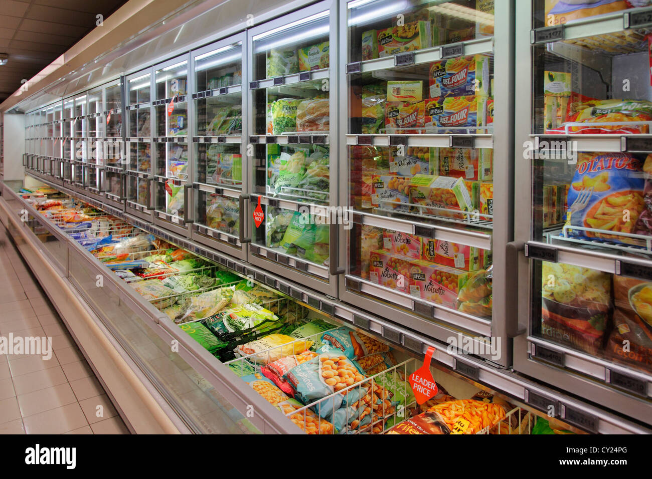 Congelador en un supermercado Fotografía de stock - Alamy