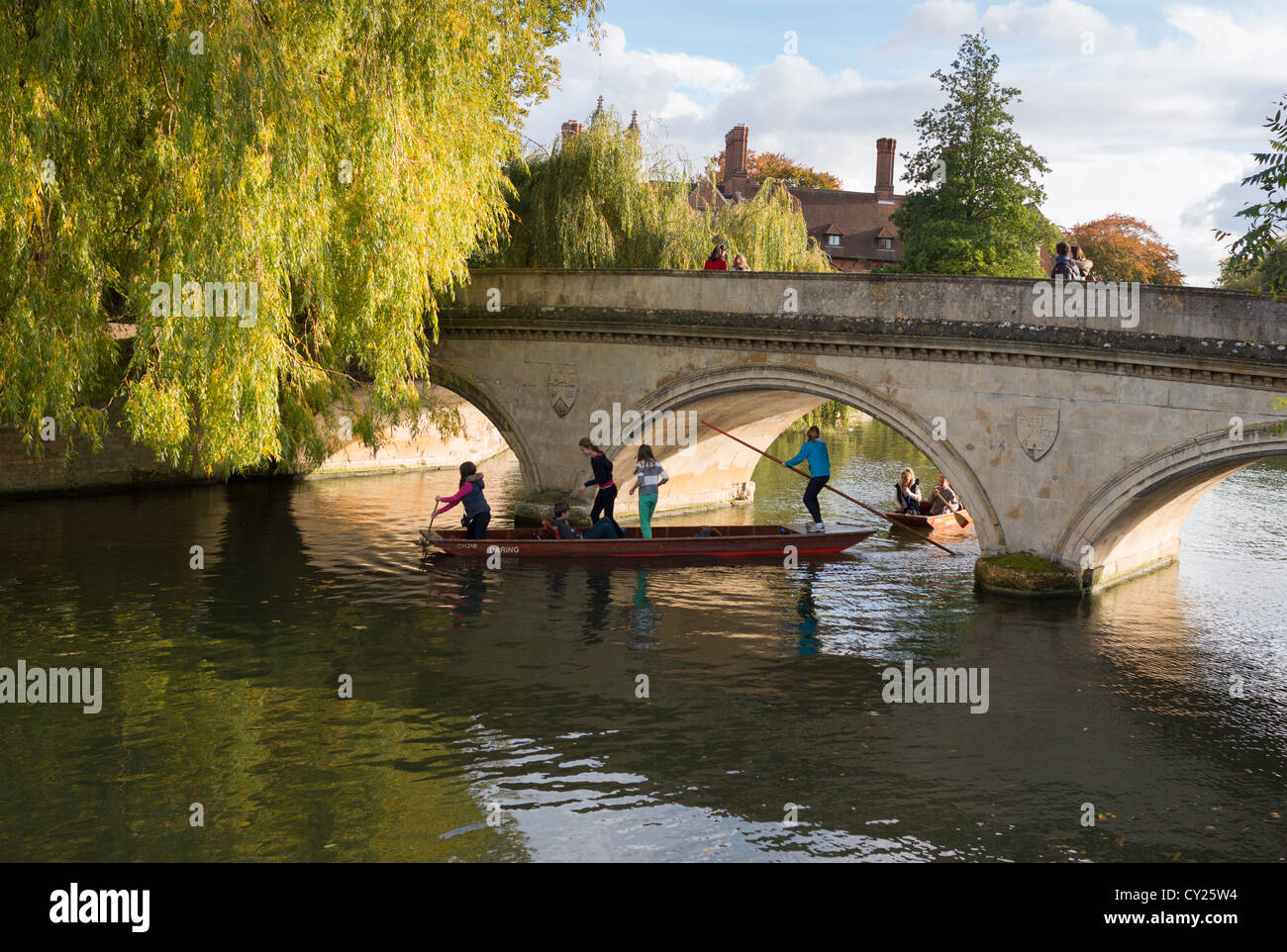 Punts en río Cam en la iglesia Trinity bridge, el Trinity College de Cambridge, con remar en frente del río Cam, Reino Unido. Foto de stock