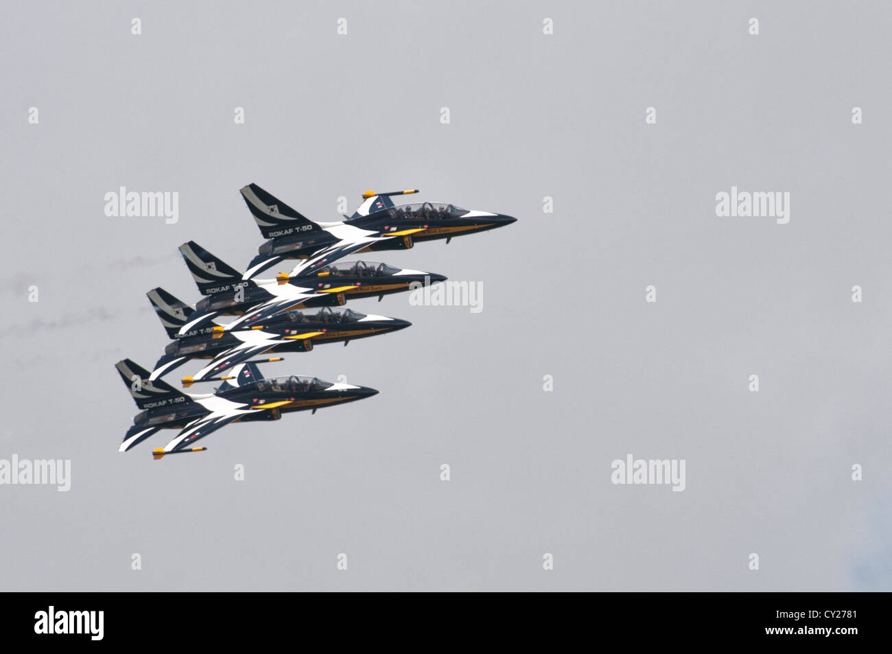 Las Águilas Negras mostrar equipo de Corea del Sur realiza una increíble precisión y visualización dinámica de acrobacias en sus aviones T-50 Foto de stock