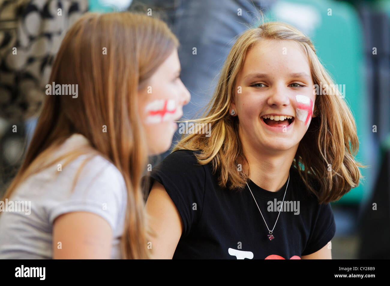 Jóvenes partidarios de Inglaterra disfrutar en las gradas en una Copa Mundial Femenina Grupo B partido entre Inglaterra y México. Foto de stock
