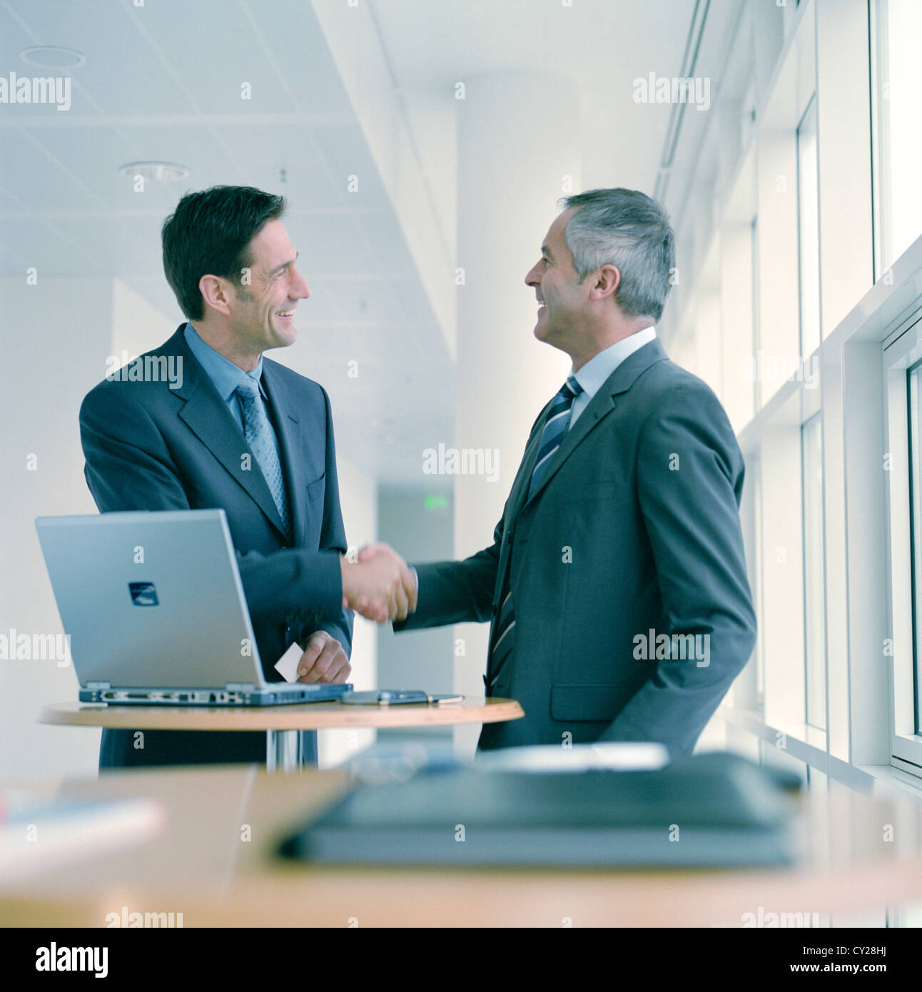Gente de negocios hombre confianza cooperación portátil sonrisa Manager, licencia gratuita, salvo los anuncios y vallas al aire libre Foto de stock