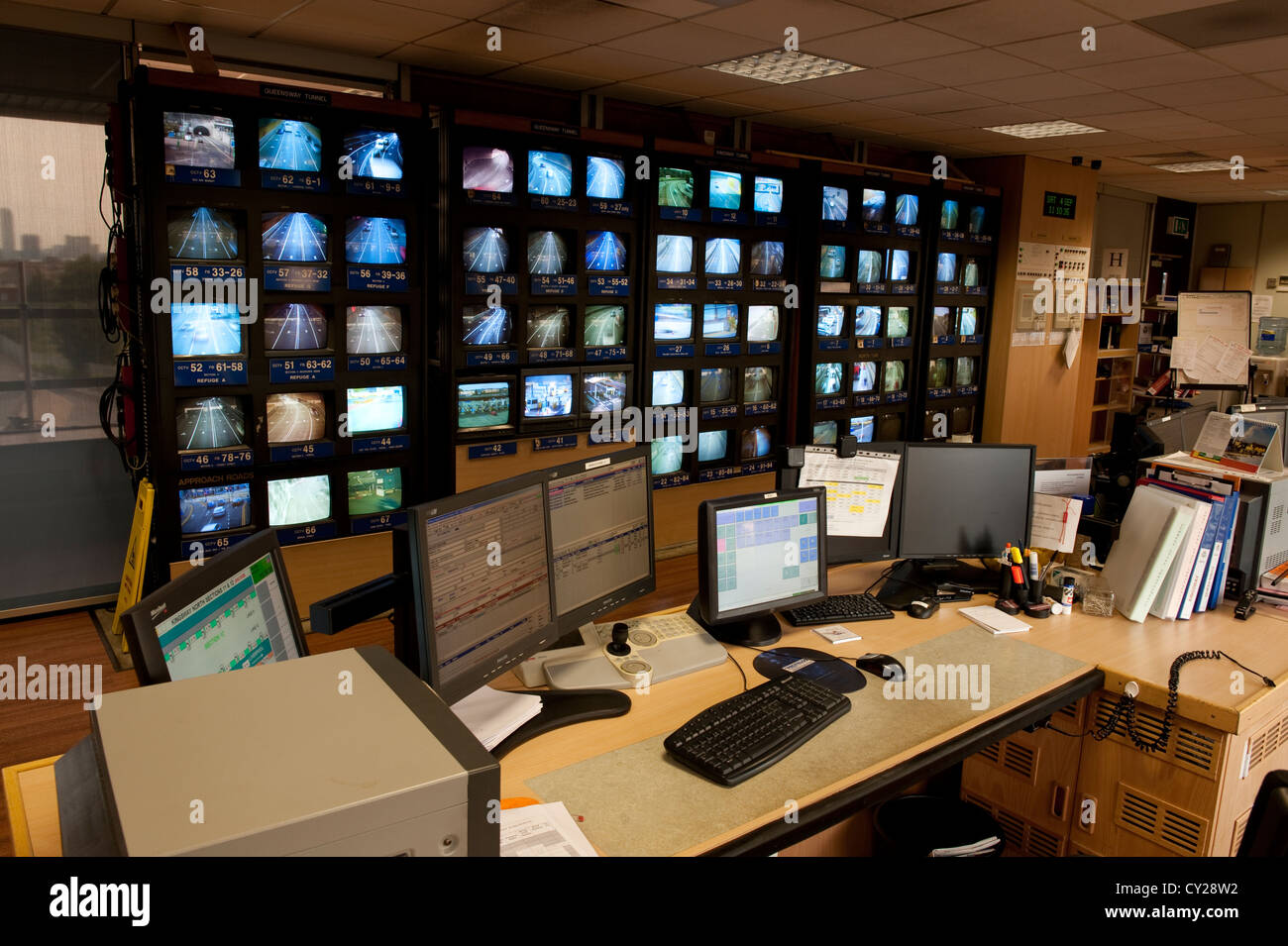 Sala de Control de emergencia con monitores CCTV Foto de stock