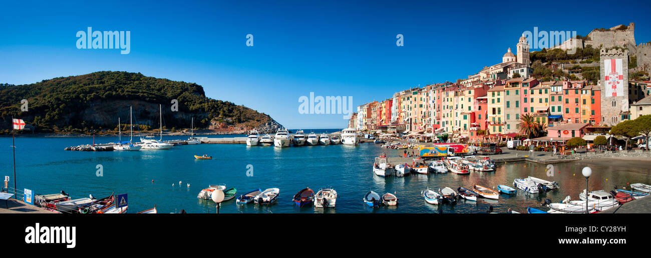 Vista panorámica del sitio del Patrimonio Mundial de la UNESCO de puerto de Porto Venere (Venus) en la costa de Liguria Italia Foto de stock