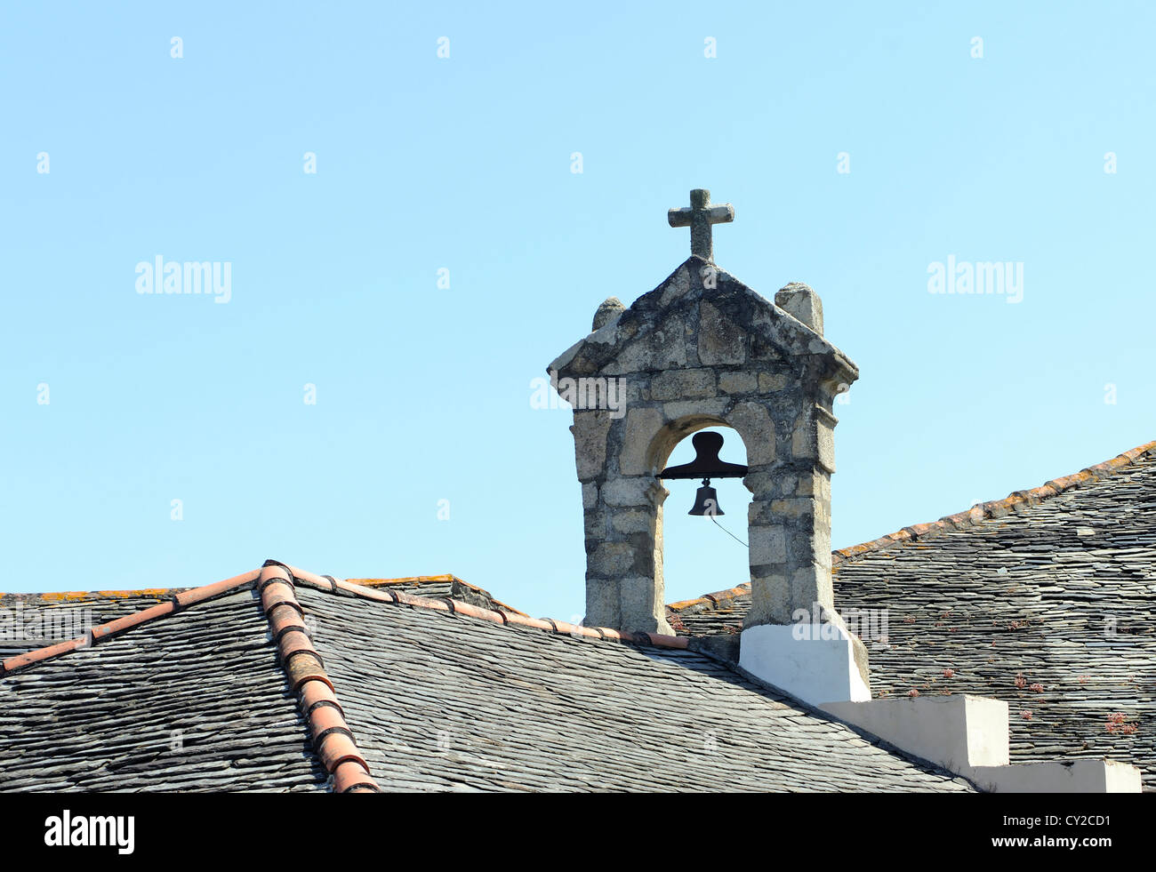 Campana en el techo oa una iglesia en el lado del puerto de Puerto de Vaga. Puerto de Vega, Navia, Asturias, España. Foto de stock