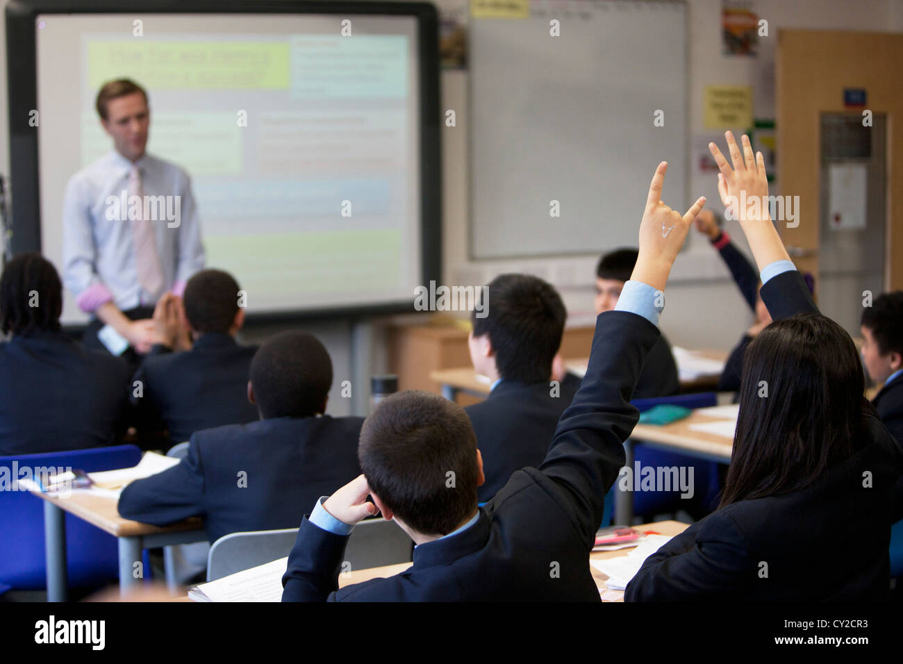 Profesor toma una clase en Pimlico Academy, una escuela secundaria moderna proporcionando educación aspiracional en Londres, Reino Unido. Foto de stock
