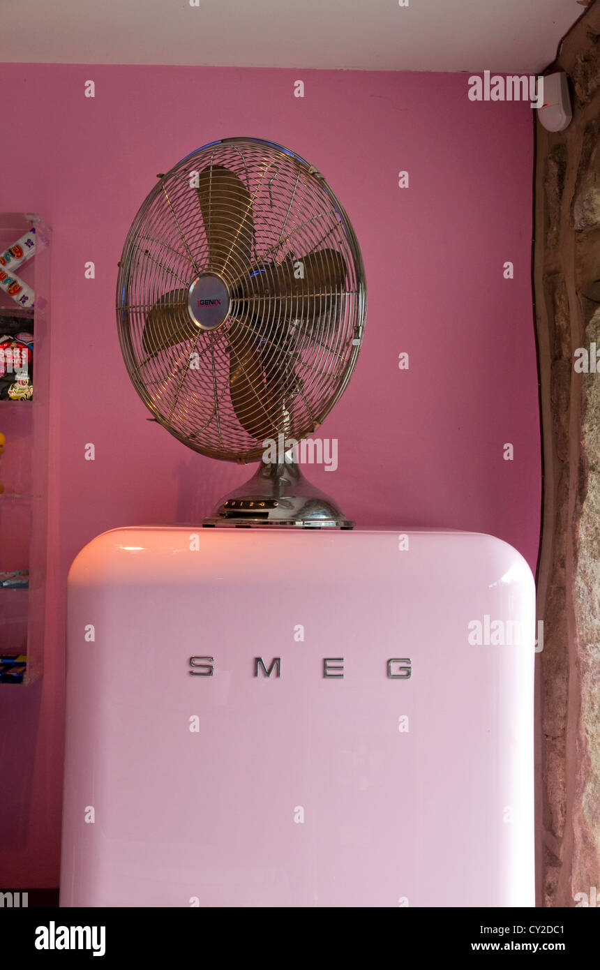 Un estilo retro 50's nevera rosa por SMEG en una tienda de Hebden Bridge  Yorkshire, Inglaterra Fotografía de stock - Alamy