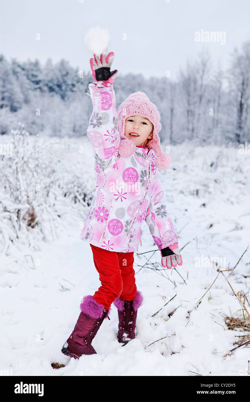 Chica divirtiéndose en la nieve Foto de stock