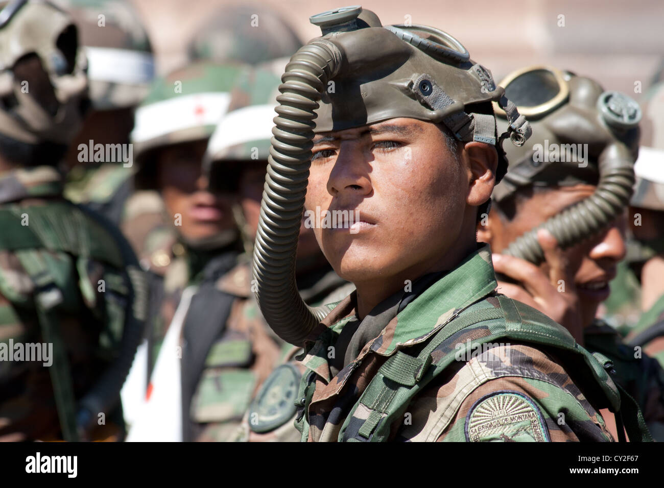 Un soldado que llevaba una máscara de gas Foto de stock