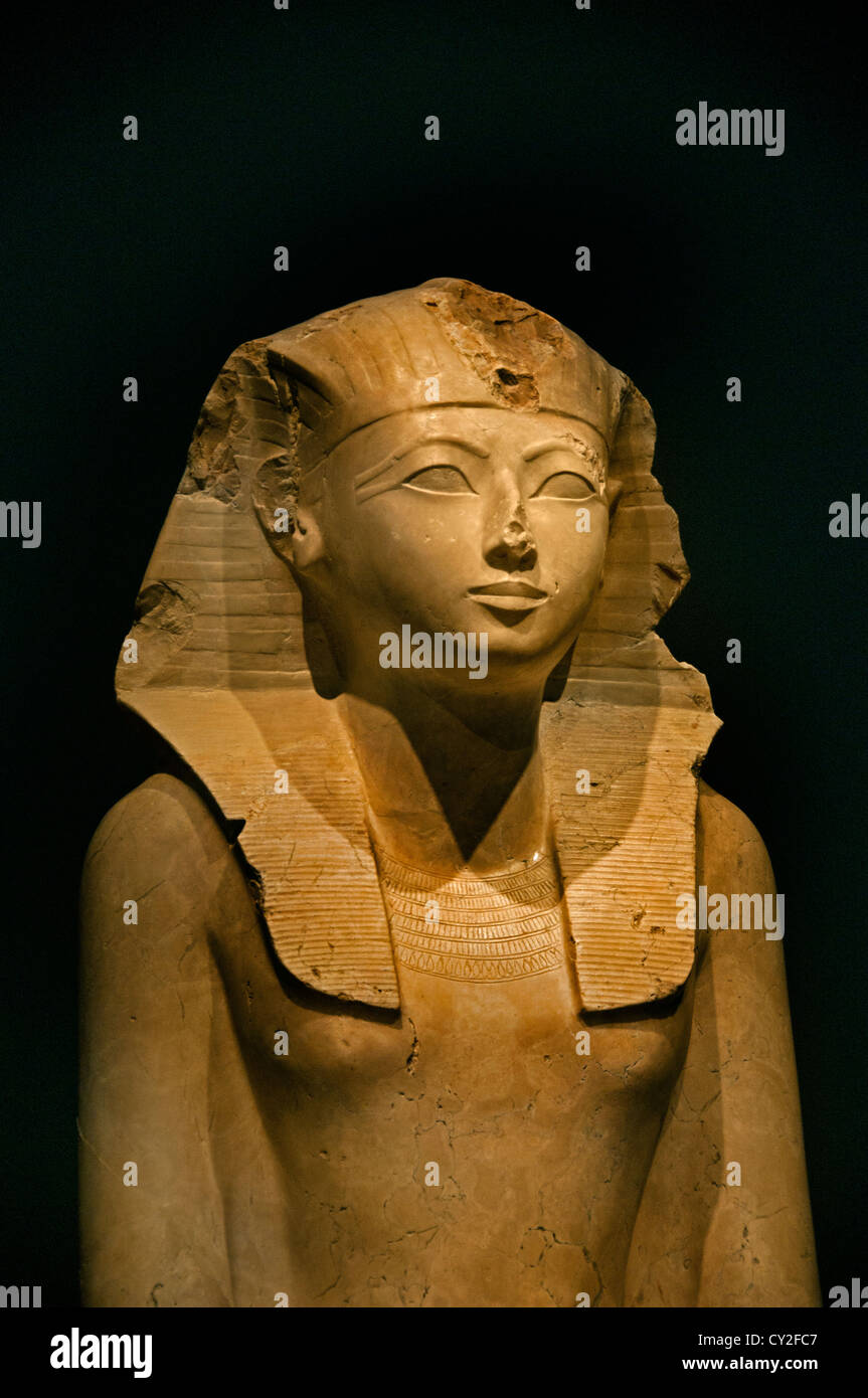 Templo de Hatshepsut, Faraón de la dinastía Nuevo Reino Unido 18 1473-1458 A.C. Tebas Deir el-Bahri Senenmut cantera Egipto Egipto Foto de stock