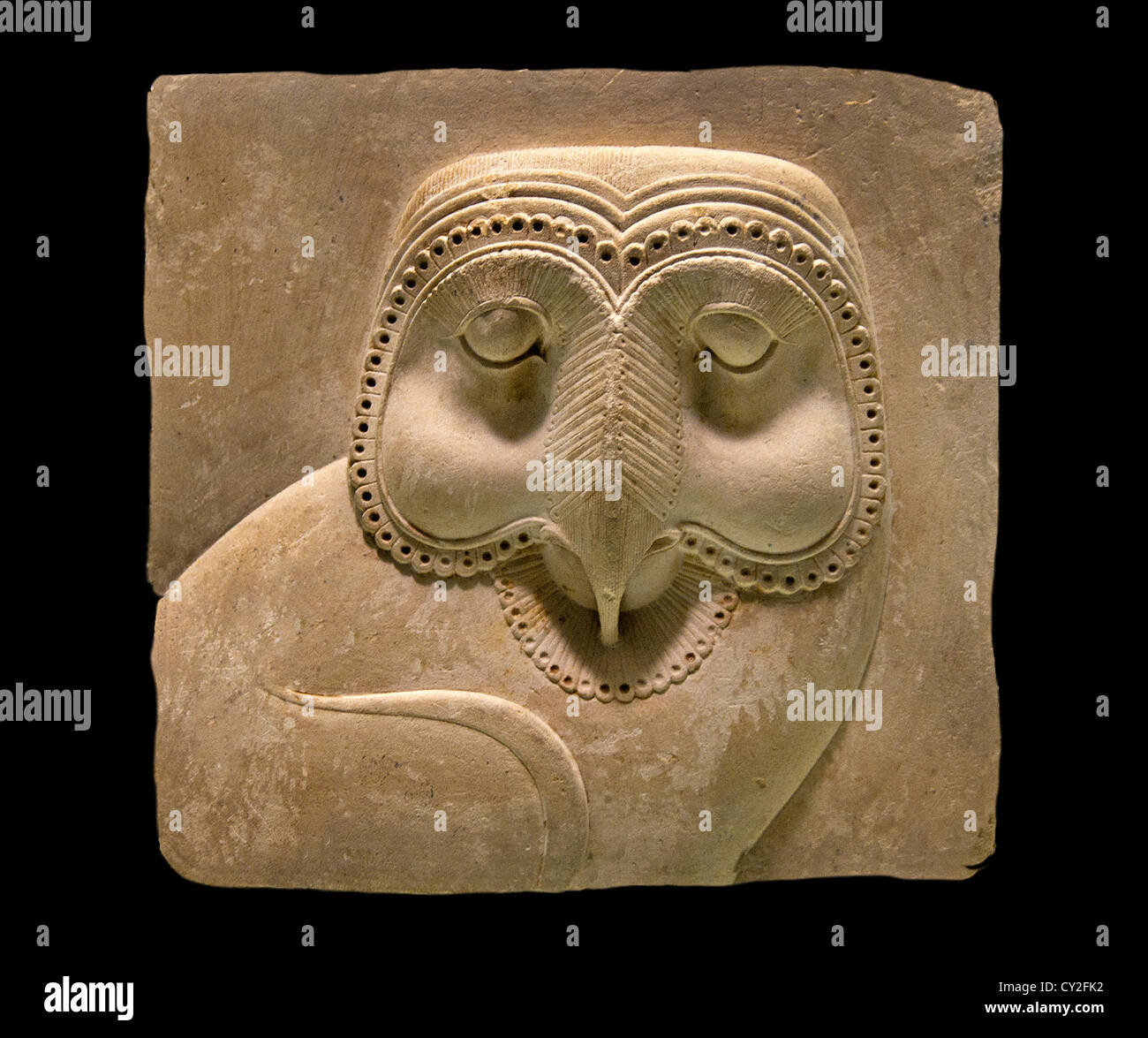 Placa de socorro con la cara de una lechuza tarde Ptolemaico 400-200 A.C. Egipto caliza 12cm Foto de stock