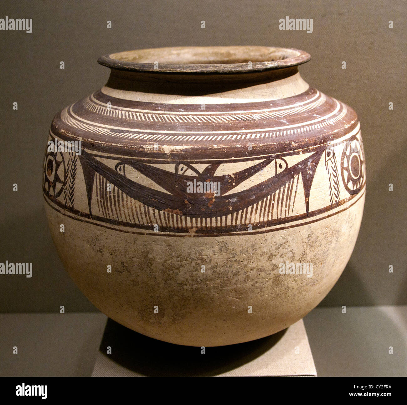 Frasco con un friso de animales estilizados Edad del Bronce 2500-1900 BC Irán occidental cerámica cerámica de 24 cm. Foto de stock