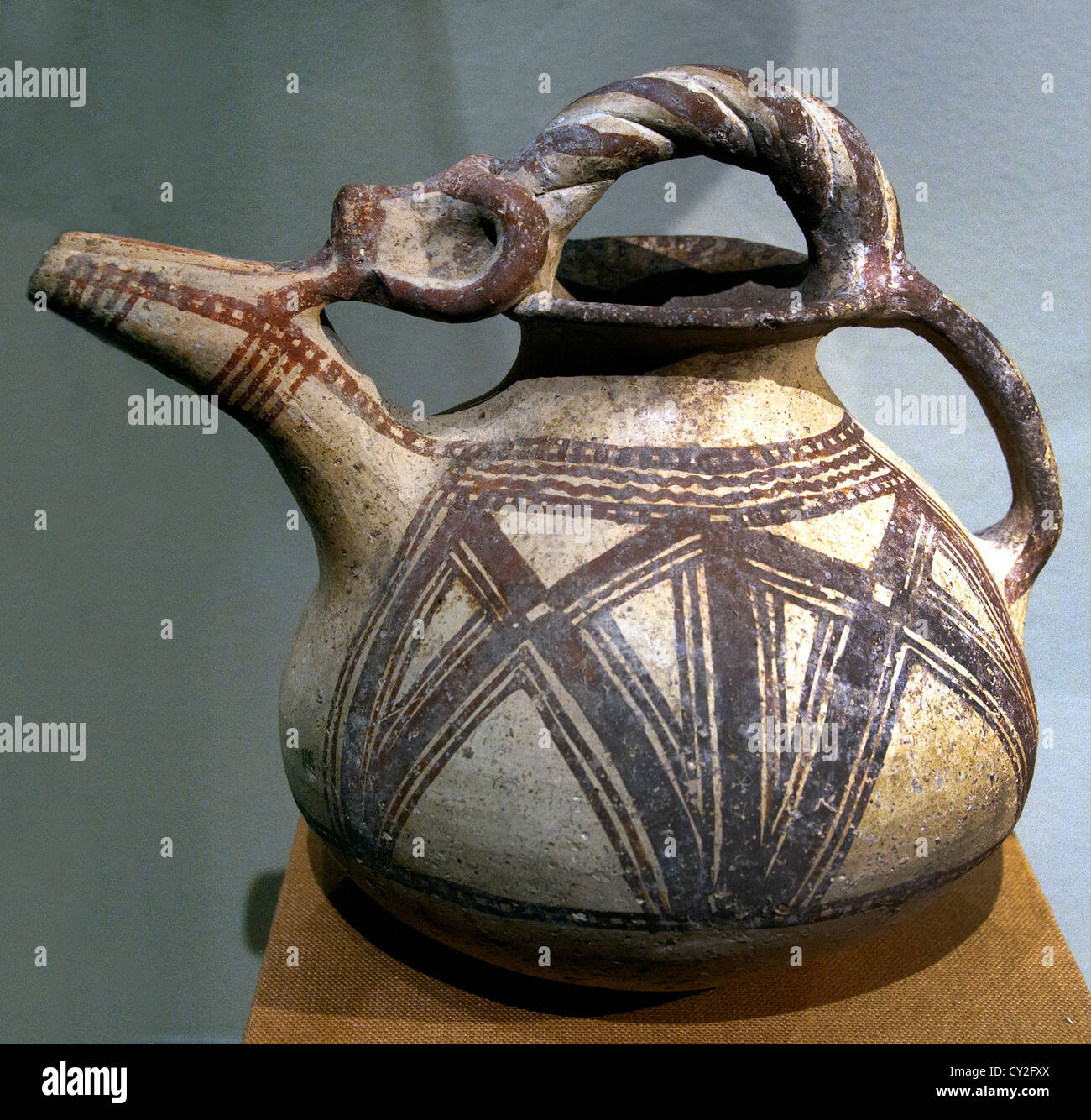 Jarra en la forma de un toro yacente cerámica Irán occidental Luristan Chekka Sabz 1iraní milenio A.C. Foto de stock