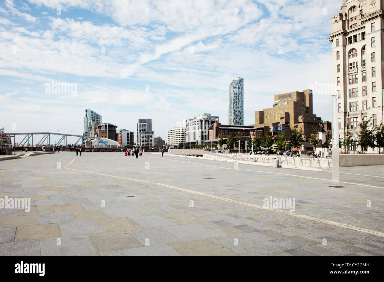 Liverpool Pierhead y edificios altos con primer plano vacío Foto de stock