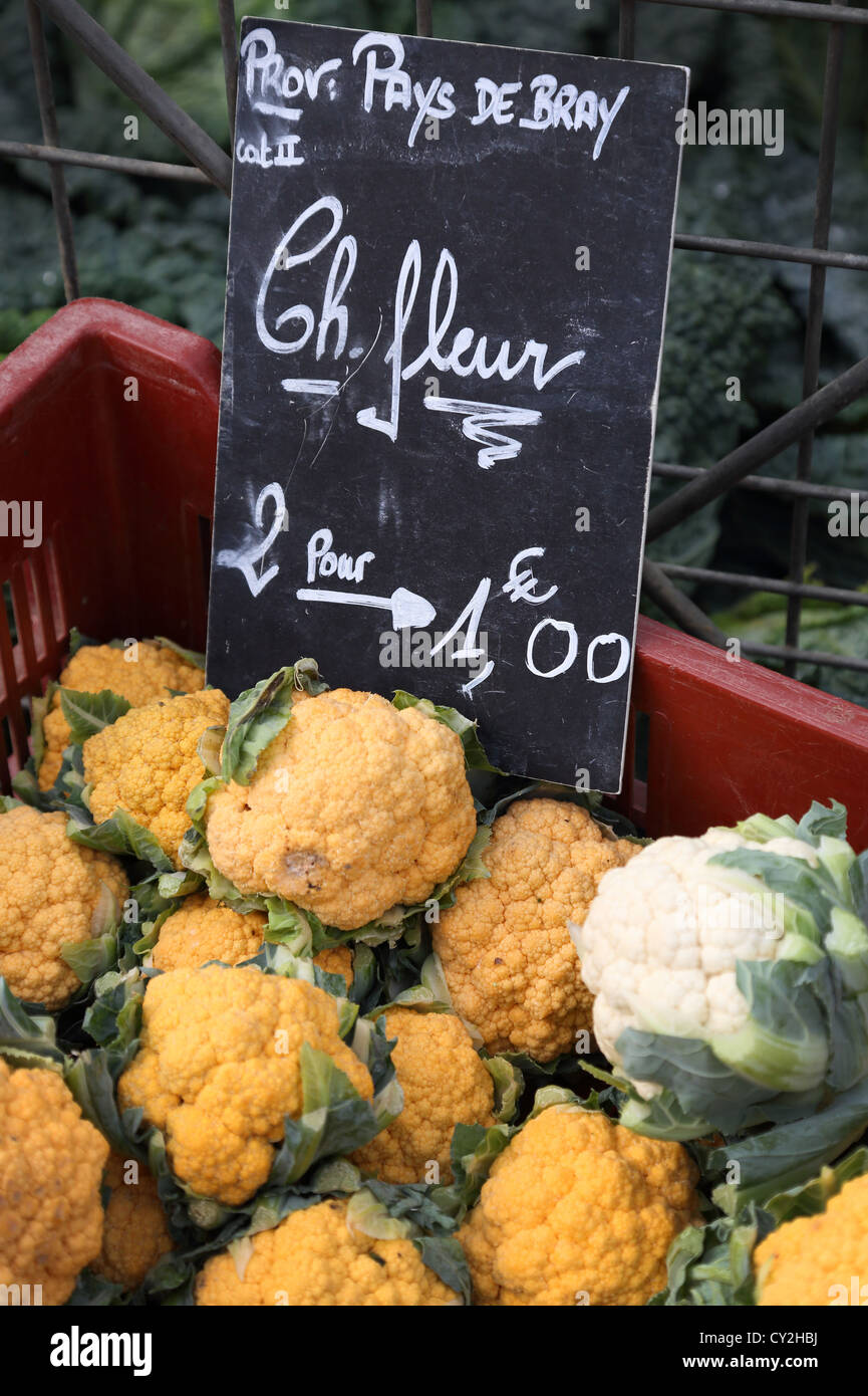 La coliflor en el mercado de los granjeros, Gournay-en-Bray, Normandía, Francia Foto de stock
