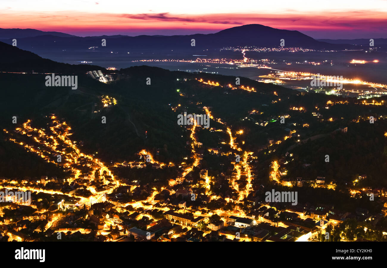 Vista de noche de Brasov Foto de stock