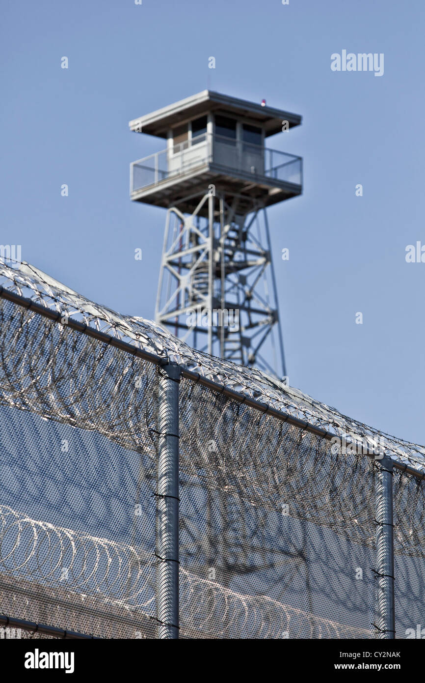 Valla de seguridad de la prisión, torre de guardia. Foto de stock